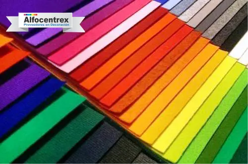 Alfombra punzonada liviana para ferias, exposiciones y eventos temporales, ideal para decorar espacios de forma rápida y funcional — Alfocentrex Colombia